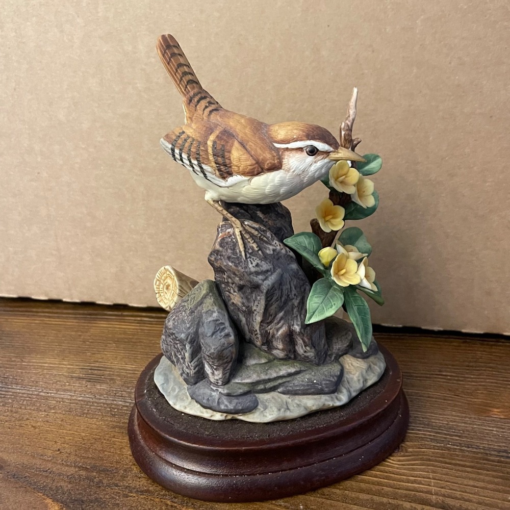 Vintage Andrea by Sadek Carolina Wren Figurine #6013 Porcelain w/ Wood Base